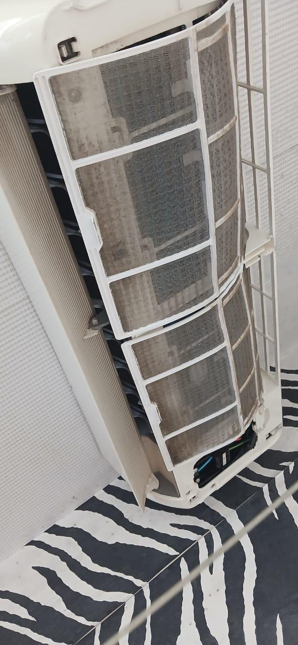 Instalação de condensadora de ar-condicionado em altura, com plataforma elevatória